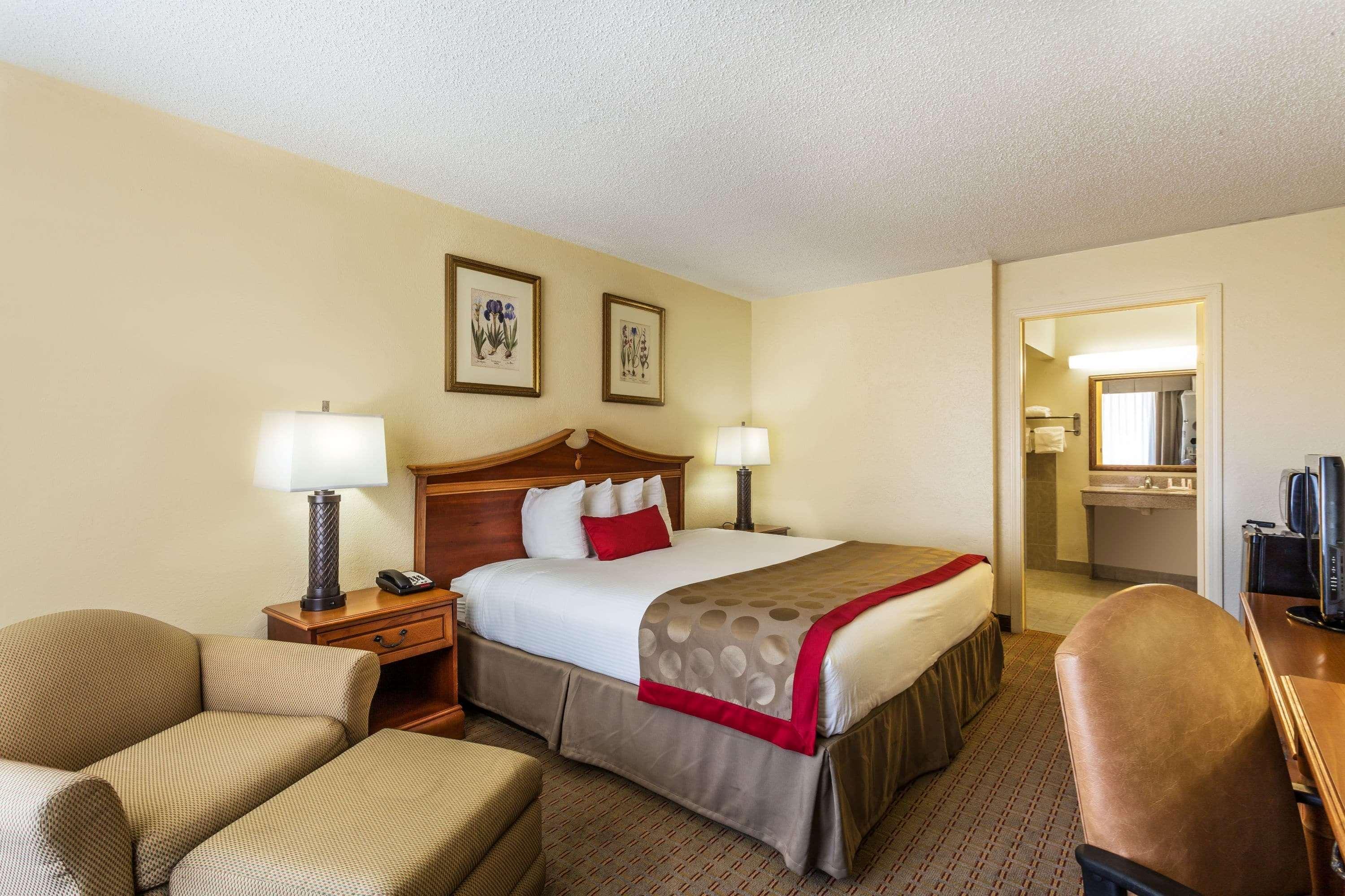 Ramada By Wyndham Houma Hotel Bagian luar foto