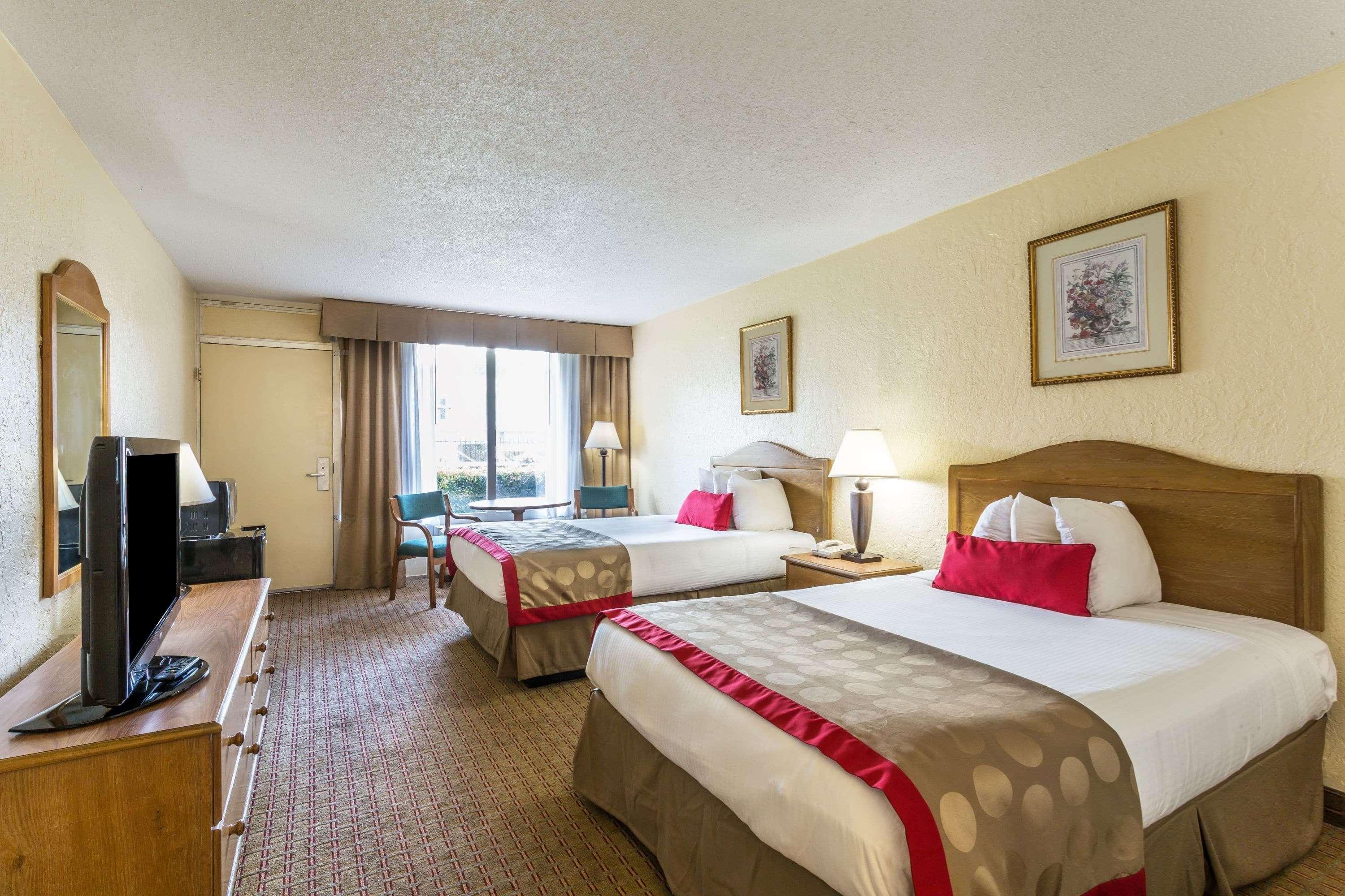 Ramada By Wyndham Houma Hotel Bagian luar foto