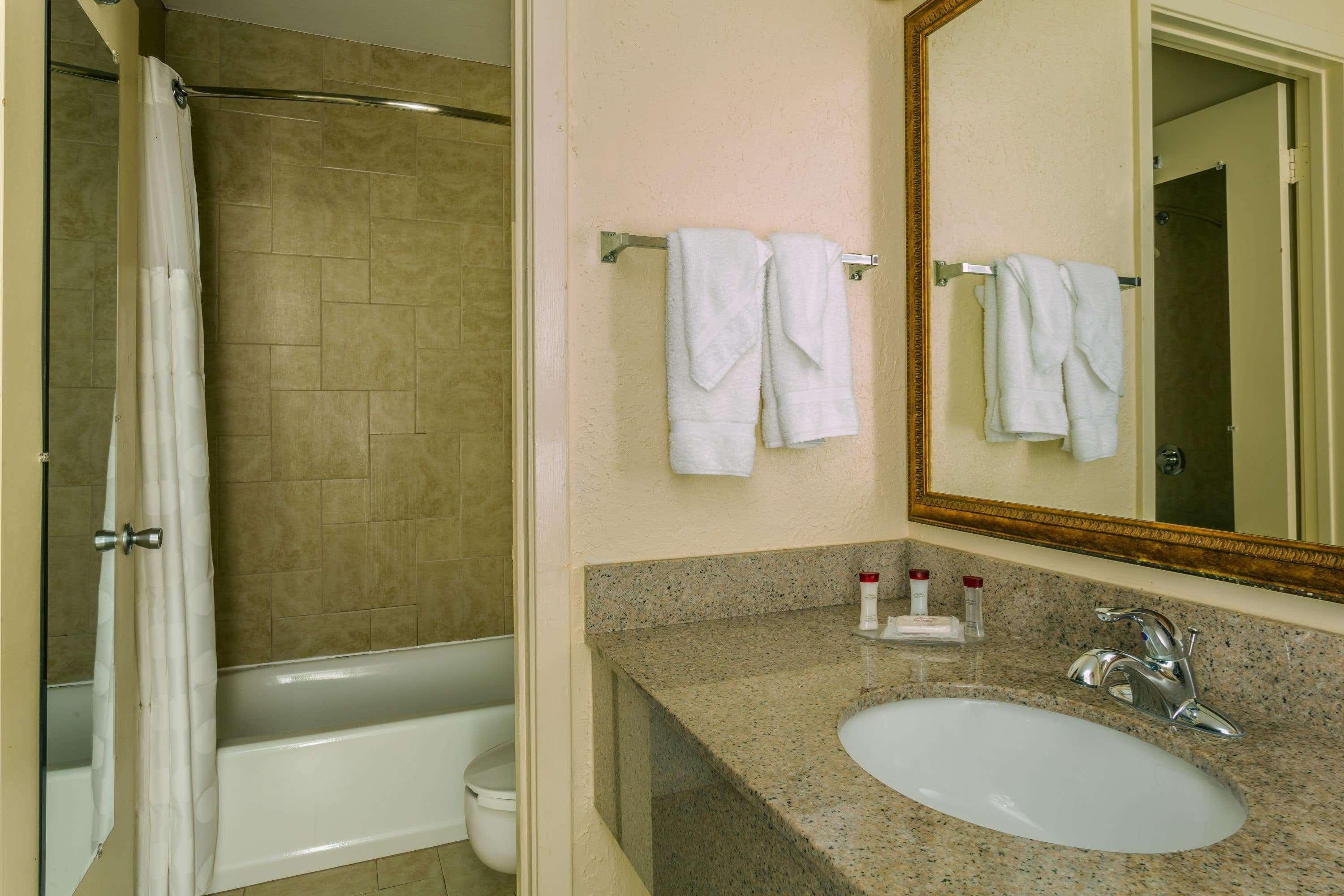 Ramada By Wyndham Houma Hotel Bagian luar foto
