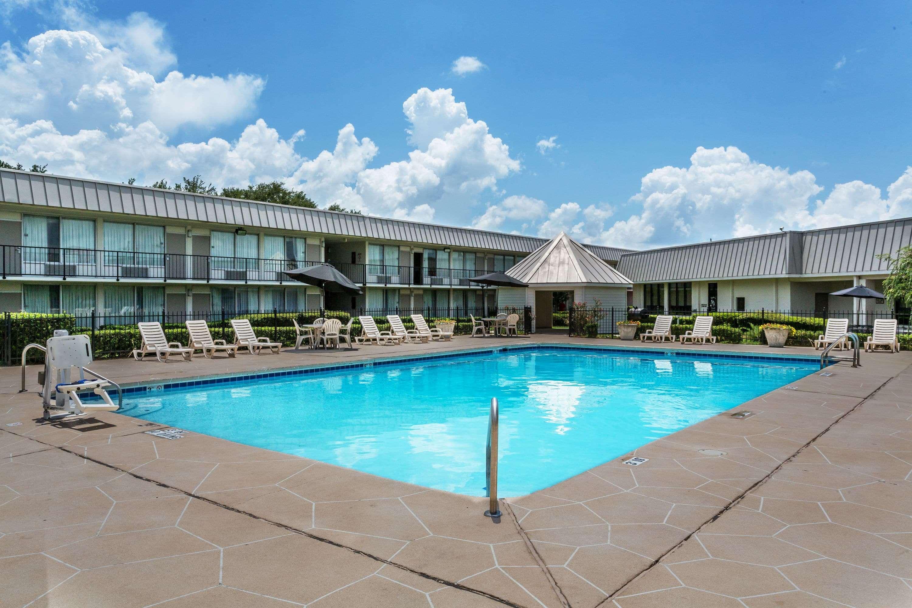Ramada By Wyndham Houma Hotel Bagian luar foto