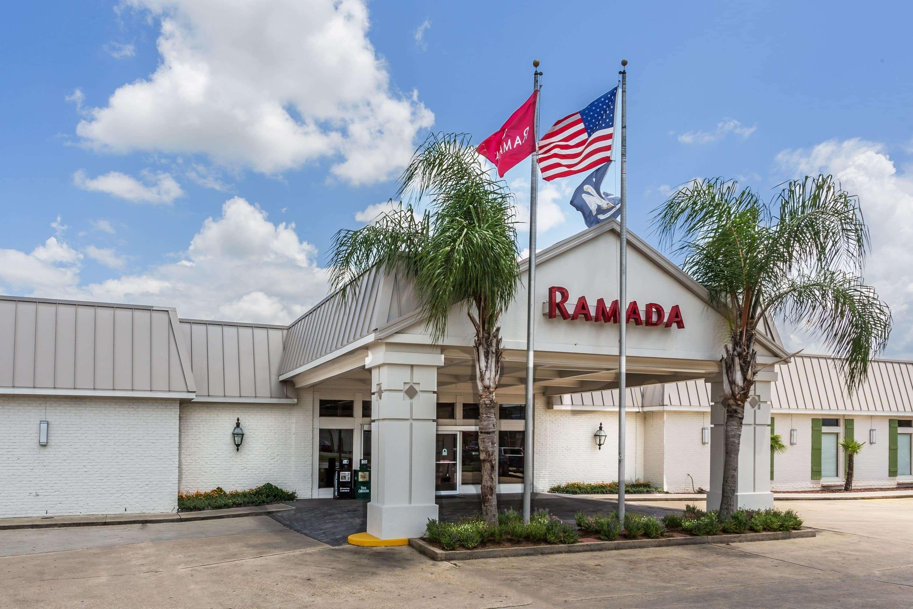 Ramada By Wyndham Houma Hotel Bagian luar foto