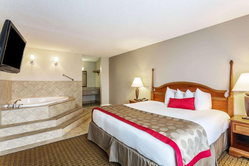 Ramada By Wyndham Houma Hotel Bagian luar foto