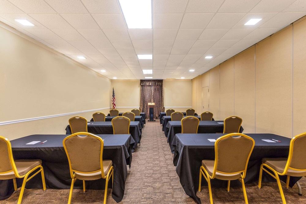 Ramada By Wyndham Houma Hotel Bagian luar foto