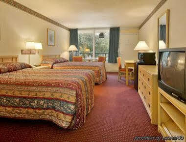 Ramada By Wyndham Houma Hotel Bagian luar foto