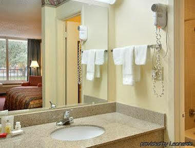 Ramada By Wyndham Houma Hotel Bagian luar foto