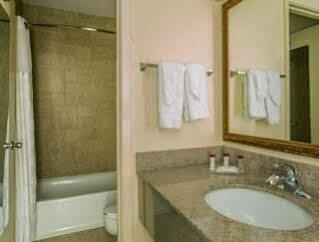 Ramada By Wyndham Houma Hotel Bagian luar foto